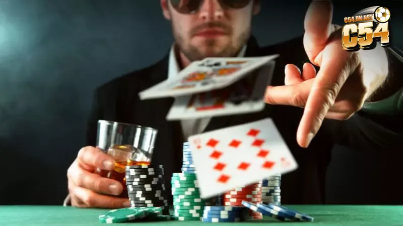 Bạn hoàn toàn có thể sử dụng các nước đánh “nhử” để thử phản ứng, từ đó suy đoán bài đối thủ đang giữ